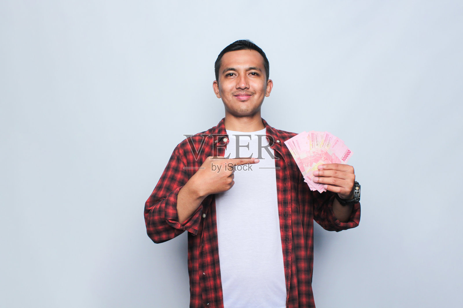 穿着法兰绒衬衫的亚洲年轻人照片摄影图片