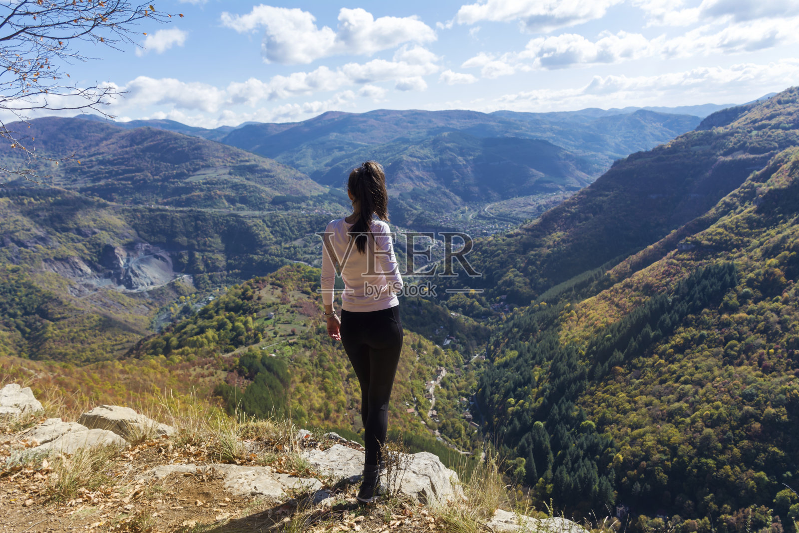 女人站在山上照片摄影图片