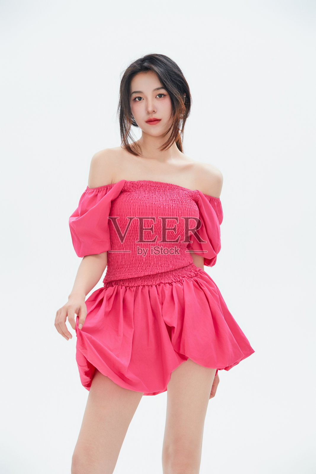 白人背景下的中国女大学生照片摄影图片