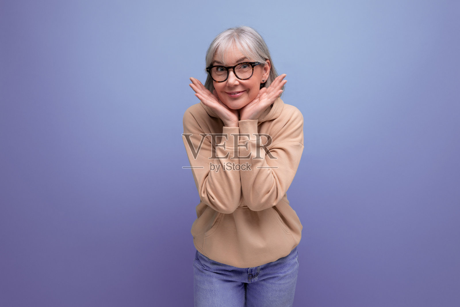 精力充沛的时尚成熟女性在工作室背景与复制空间的青春装照片摄影图片