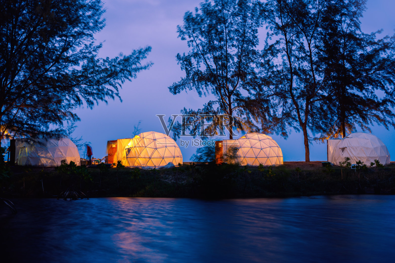 海滩上的露营帐篷照片摄影图片