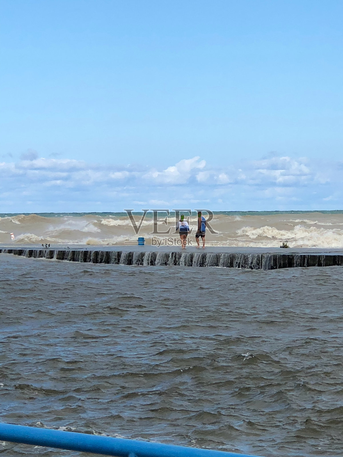 密歇根湖波涛汹涌。照片摄影图片