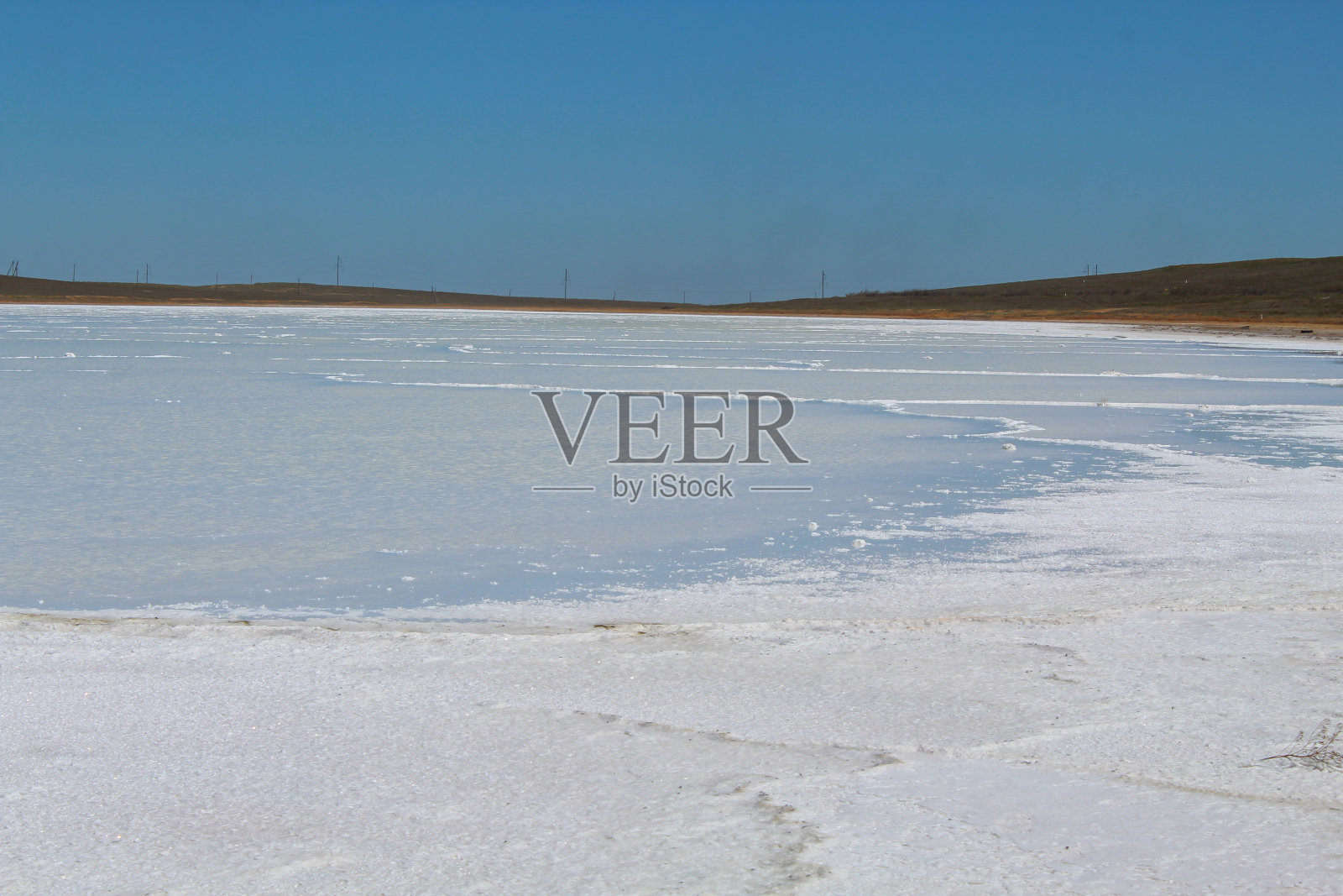 夏日全景,小盐湖和明亮的蓝天照片摄影图片