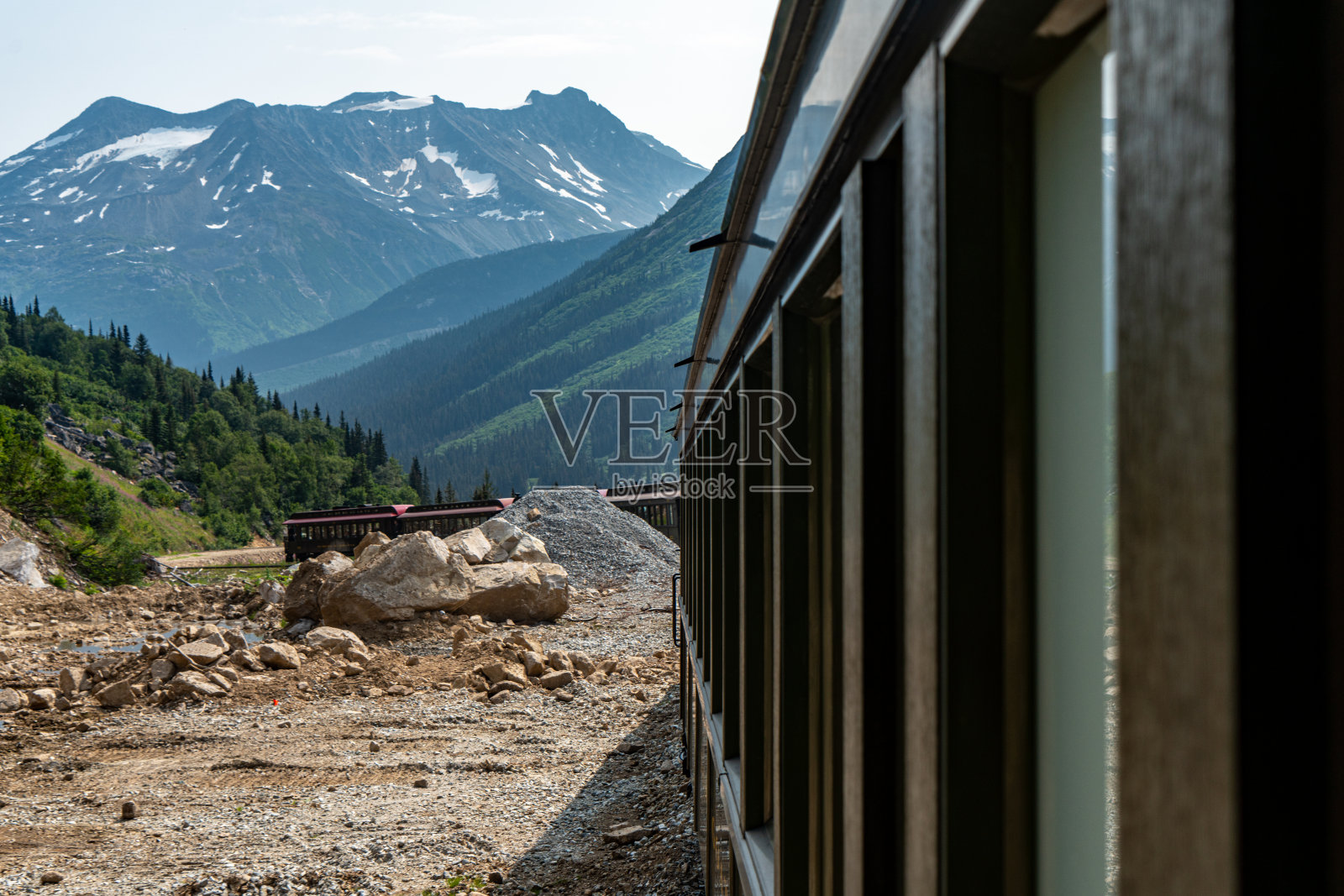 美国阿拉斯加州怀特山口山顶游览列车。照片摄影图片