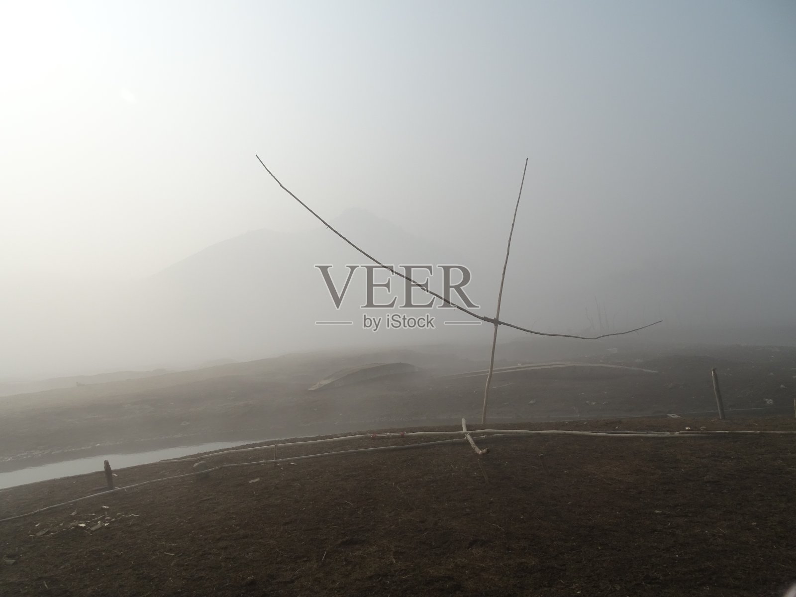 太阳冲破了查谟和克什米尔湖的迷雾照片摄影图片