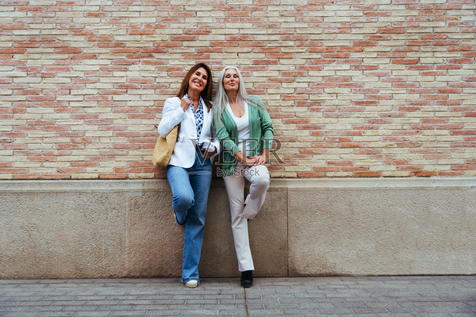 美丽的女前辈们在城市户外聚会照片摄影图片