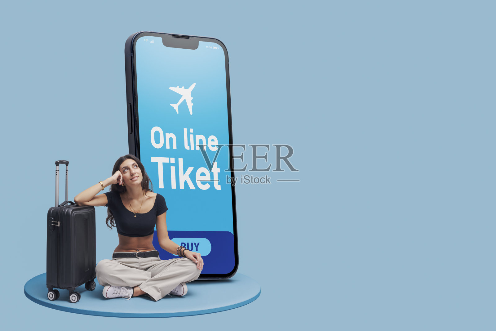 年轻女子在网上预订机票照片摄影图片