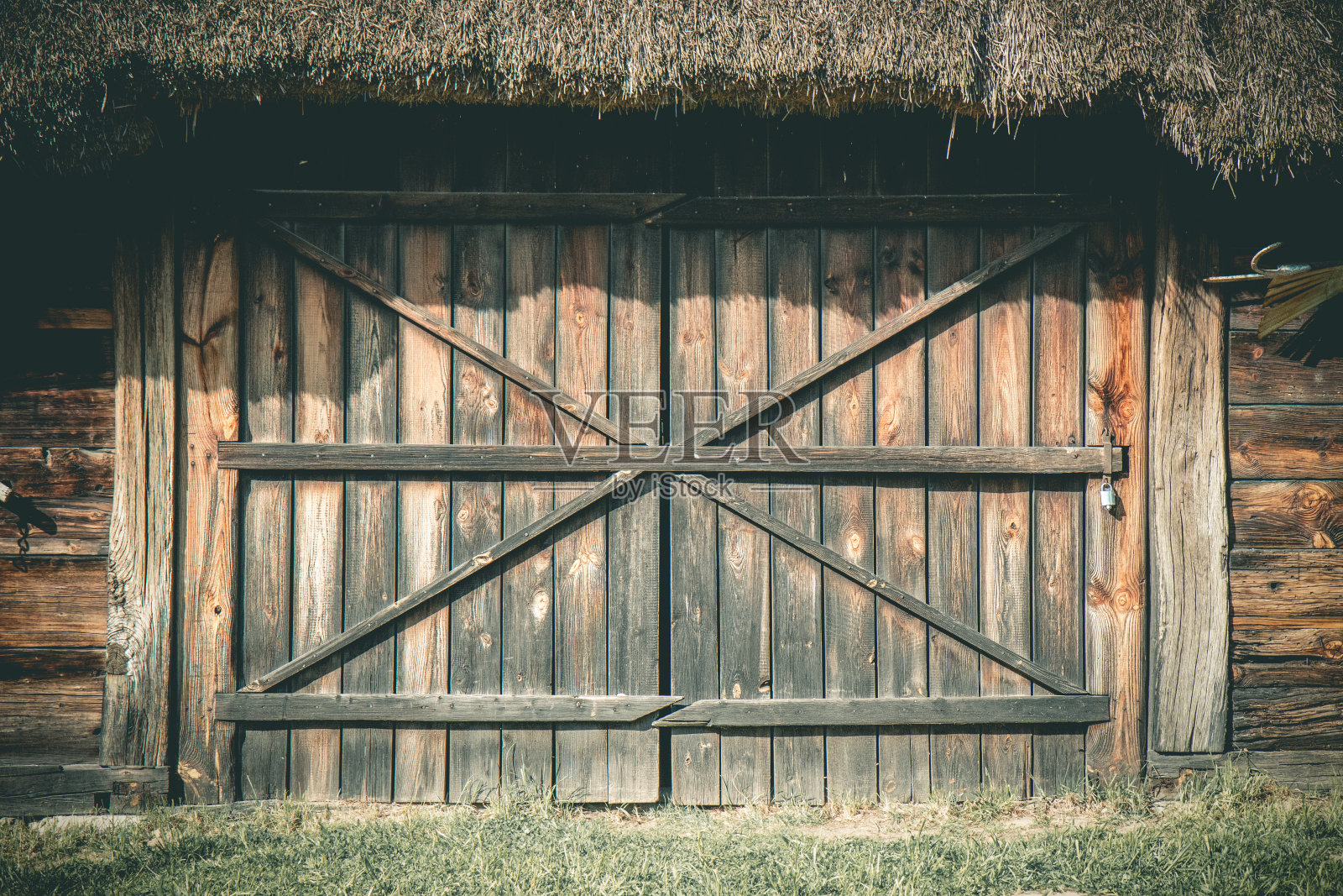 茅草屋顶谷仓的门照片摄影图片