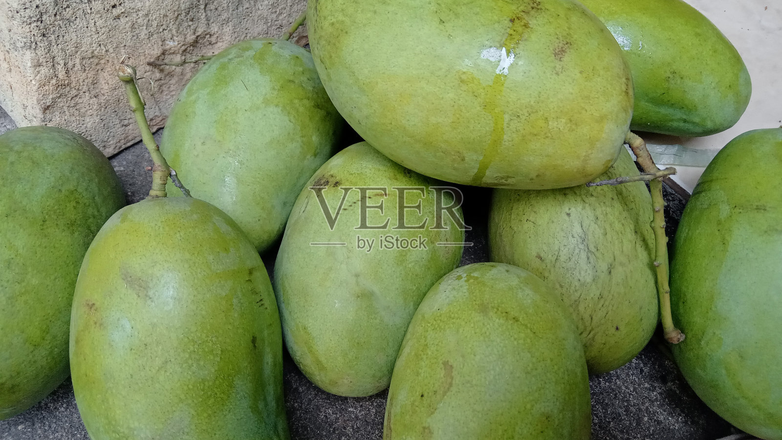 采摘下来的未成熟的青芒果照片摄影图片