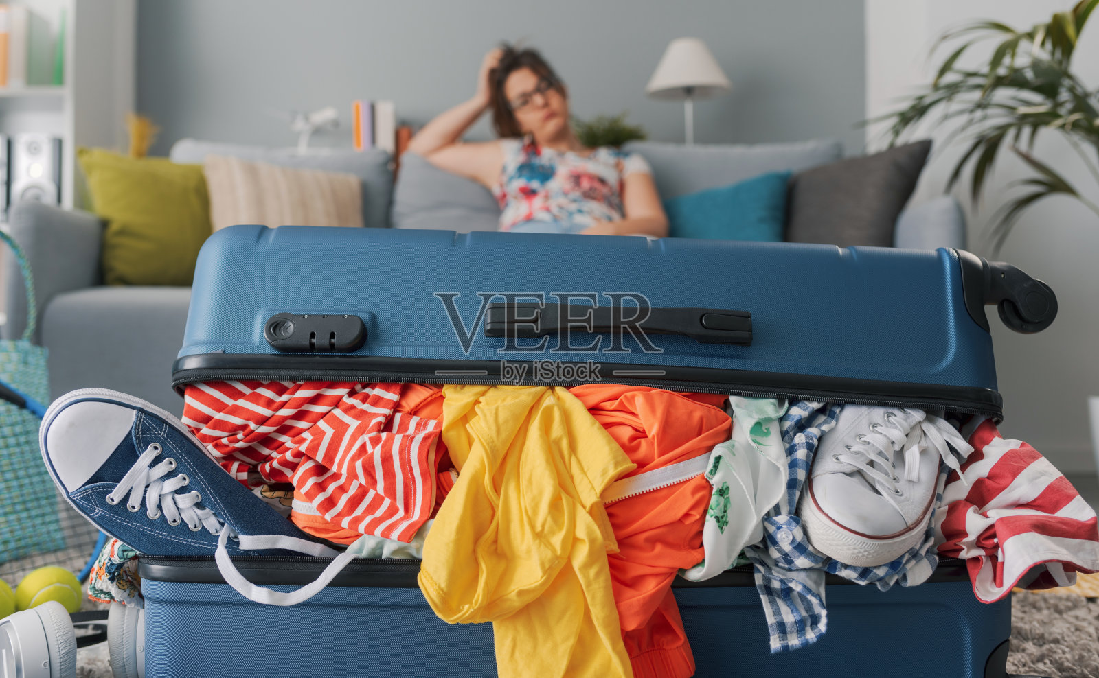 压力大的女人在为度假打包行李照片摄影图片