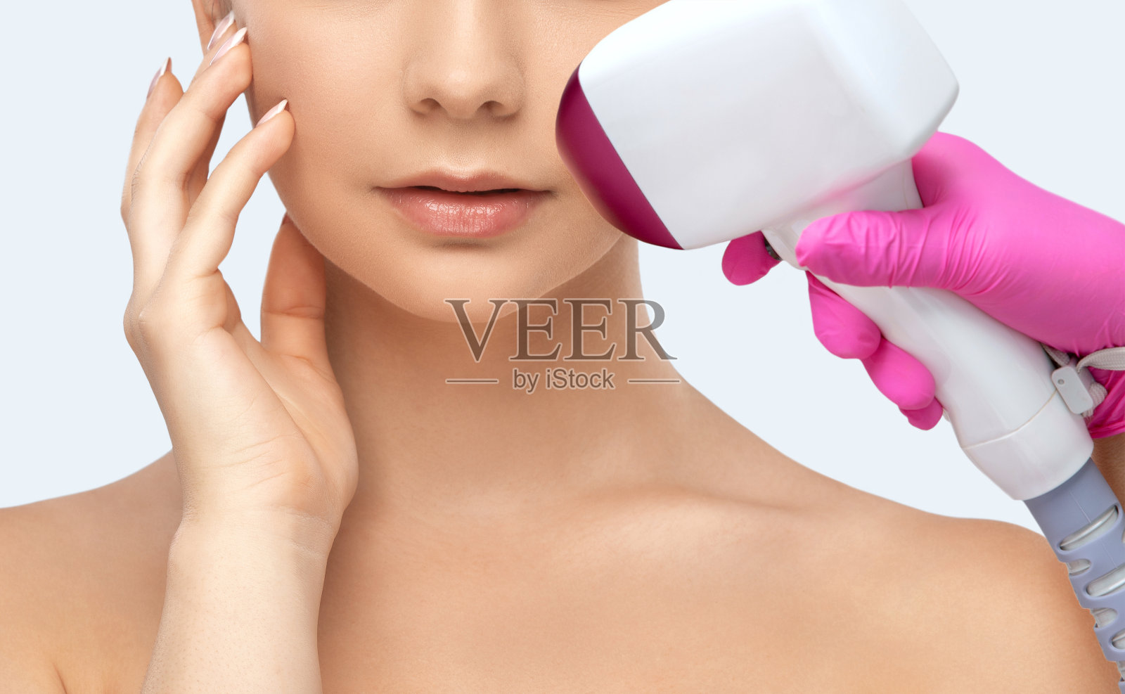 一个美丽的黑发女孩的肖像,健康干净的皮肤和清新的妆容。美学美容和化妆概念。照片摄影图片