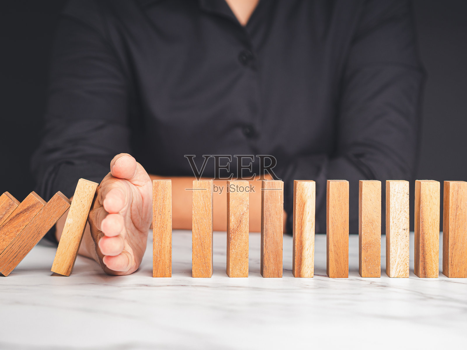 在企业倒闭前阻止多米诺骨牌危机效应照片摄影图片