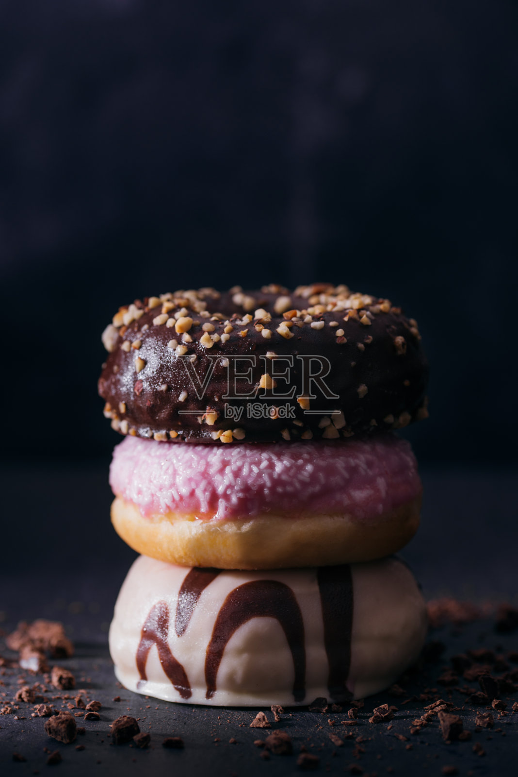 三个甜甜圈一堆照片摄影图片