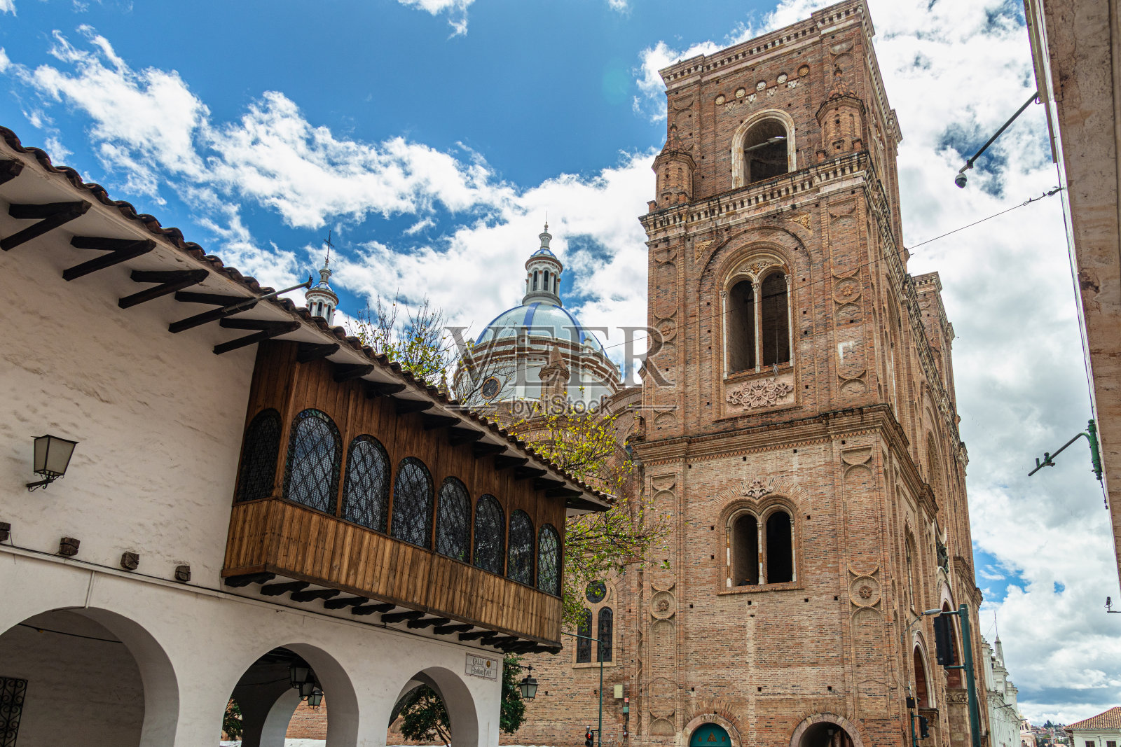 带有阳台和大教堂的殖民建筑,昆卡,厄瓜多尔照片摄影图片