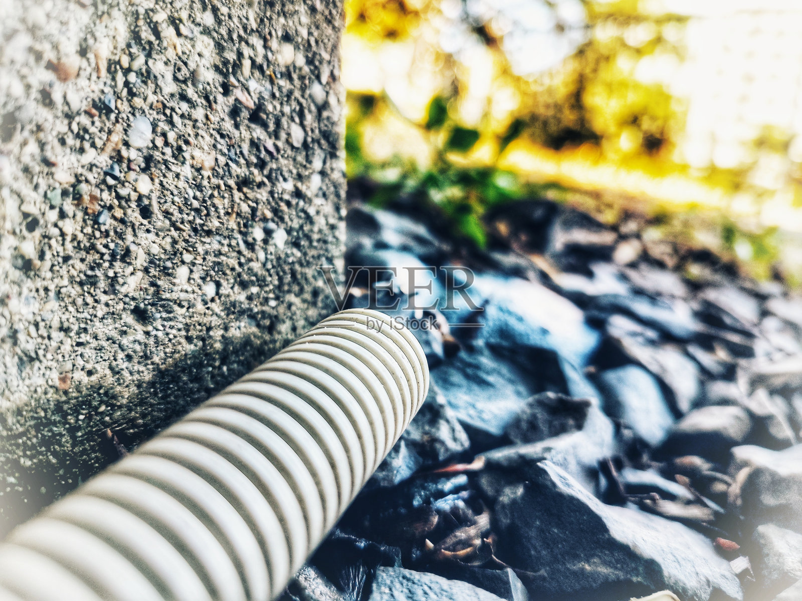 独特的石头和工业工具照片摄影图片