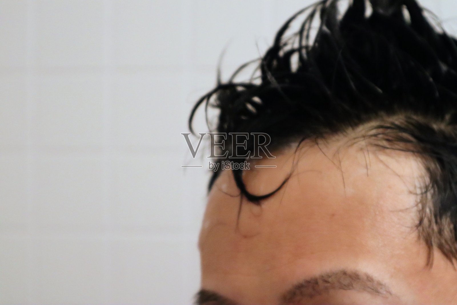 一个男人洗头的特写照片摄影图片