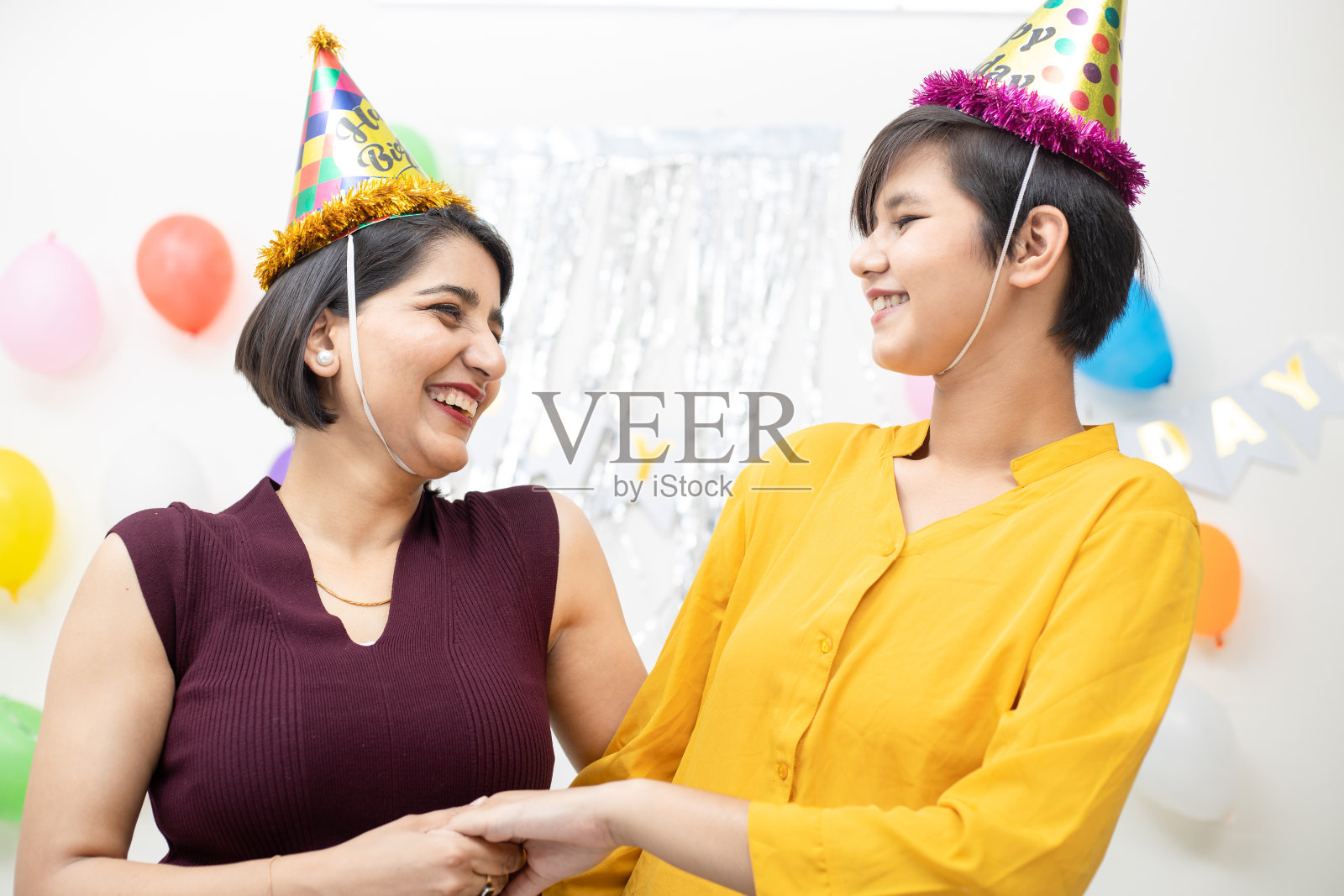 微笑的年轻印度女孩聚会和庆祝生日在一起的肖像。照片摄影图片