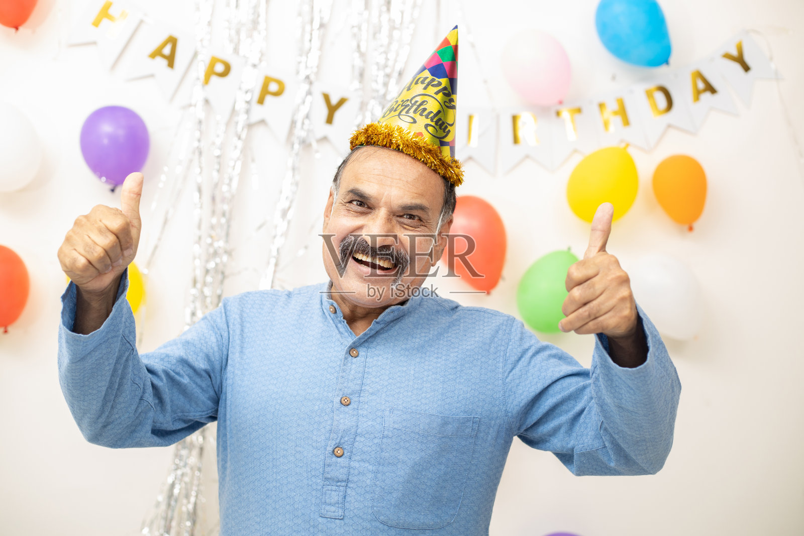 快乐的印度亚洲老人在家里聚会,退休老人庆祝生日。享受生活的理念。照片摄影图片