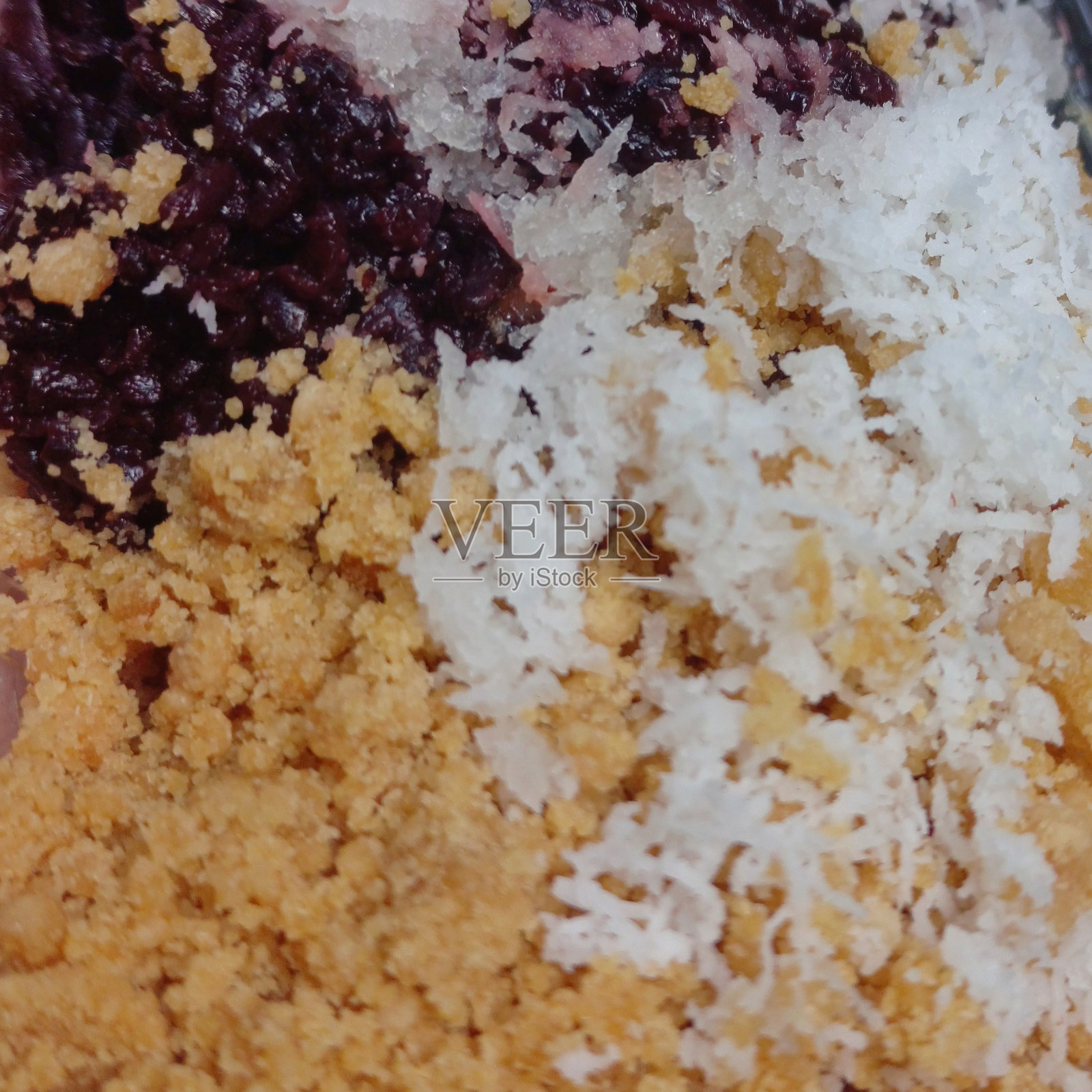 Ketan和Tiwul由糯米和木薯制成,还有椰子丝和糖的传统小吃照片摄影图片