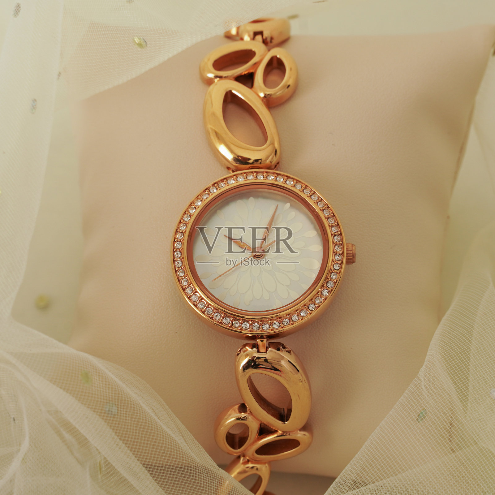 一个美丽的女士腕表与织物和垫子背景艺术点击照片摄影图片