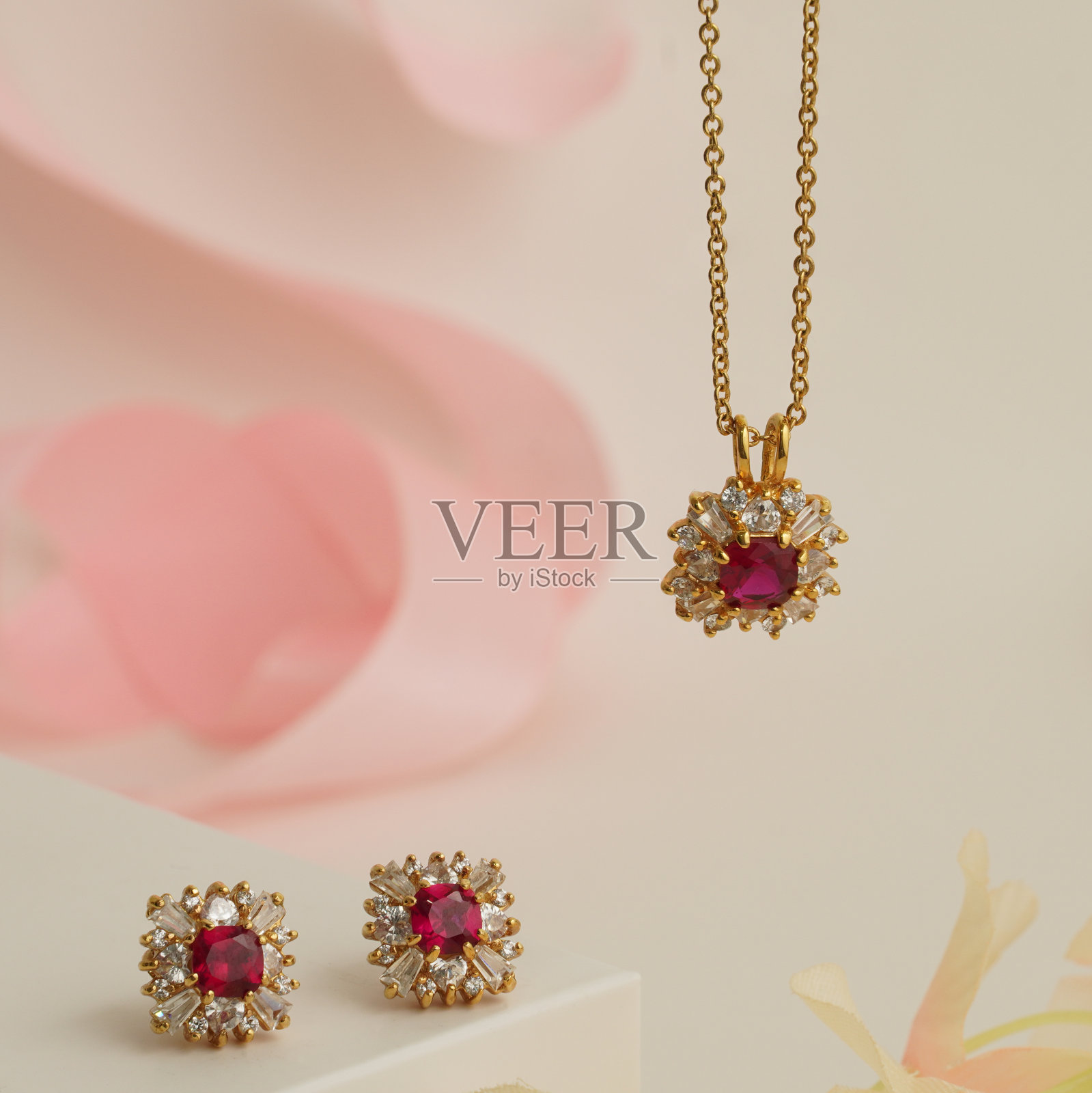 红色红宝石和白色钻石项链耳环集照片摄影图片