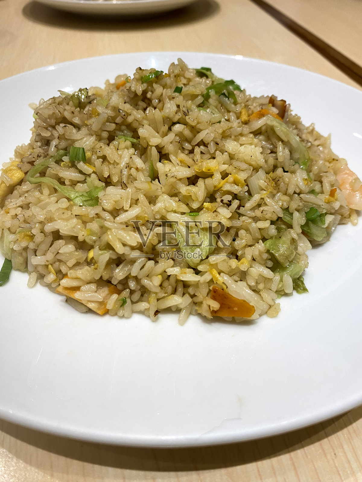 炒饭放在盘子里。照片摄影图片