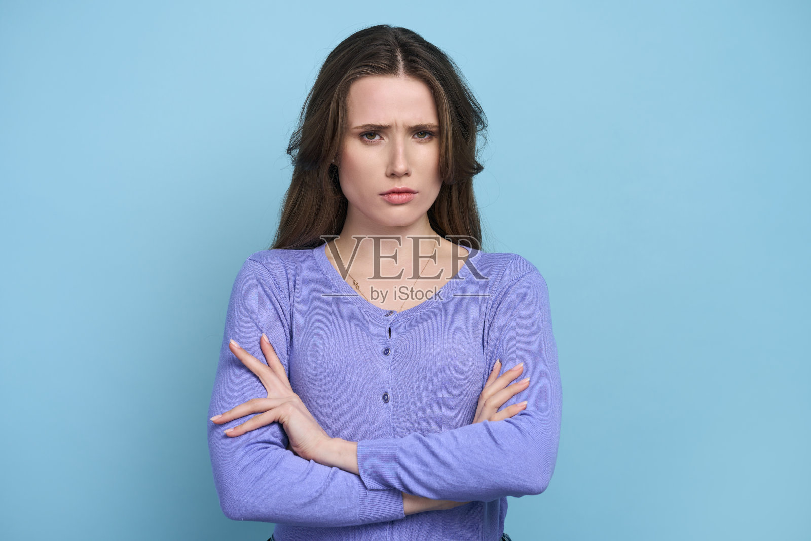孤立的肖像在蓝色背景的困惑困惑的妇女双臂交叉照片摄影图片