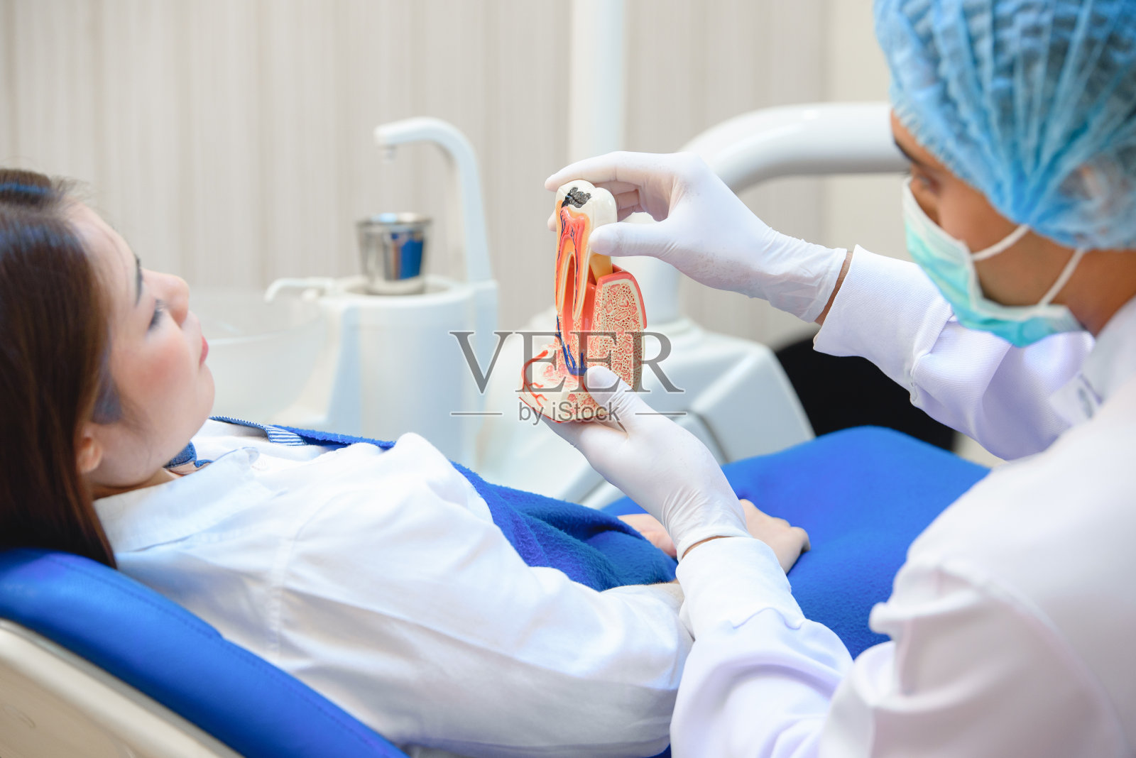 在牙科诊所或牙科诊所接受治疗。照片摄影图片