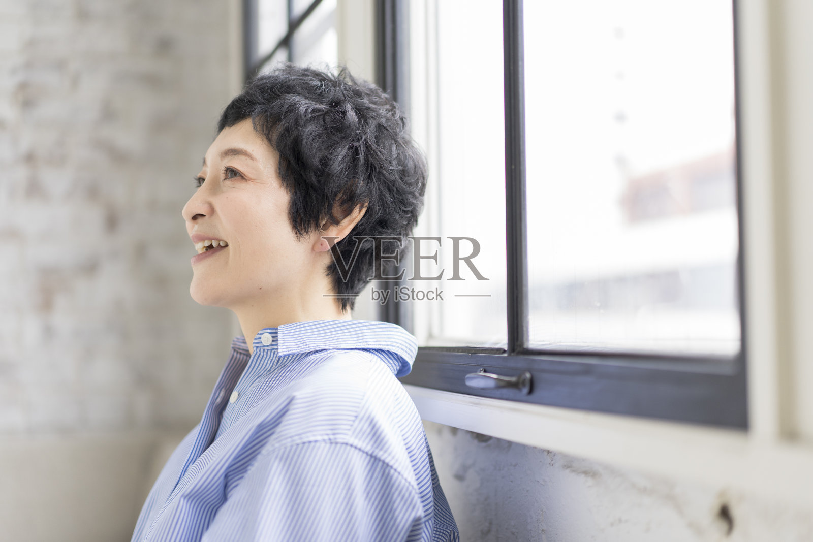 一个留着短发的亚洲女人的肖像。照片摄影图片