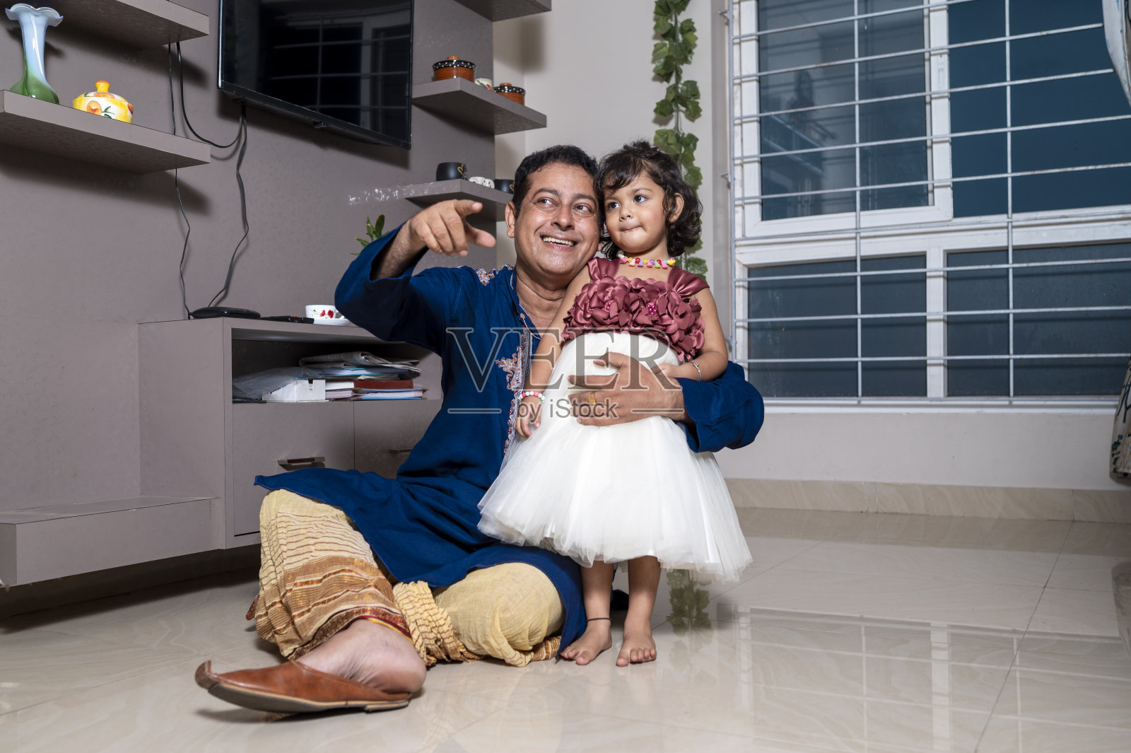 父亲和她可爱的小女儿之间的亲密关系。照片摄影图片