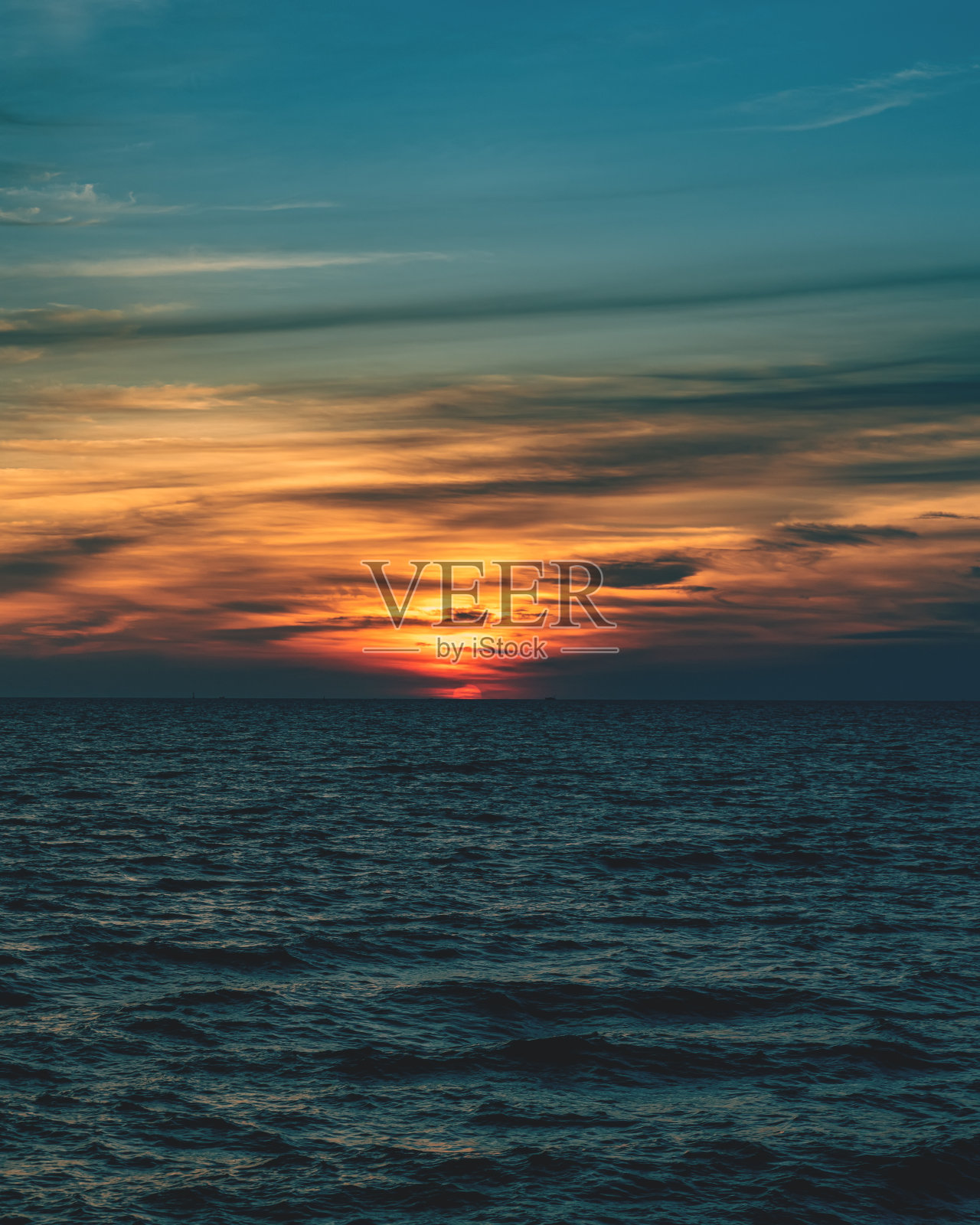 夕阳下的大海照片摄影图片