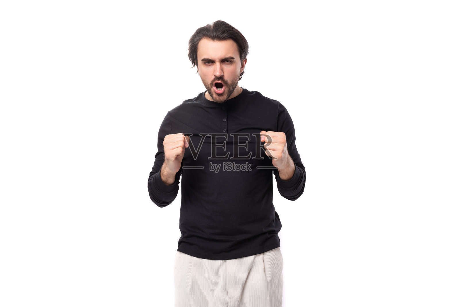 一个30岁的留着大胡子的黑发女人的特写照片,她穿着一件黑色毛衣,留着别致时尚的发型,上面有一个模型,用来展示自己的身份和品牌照片摄影图片