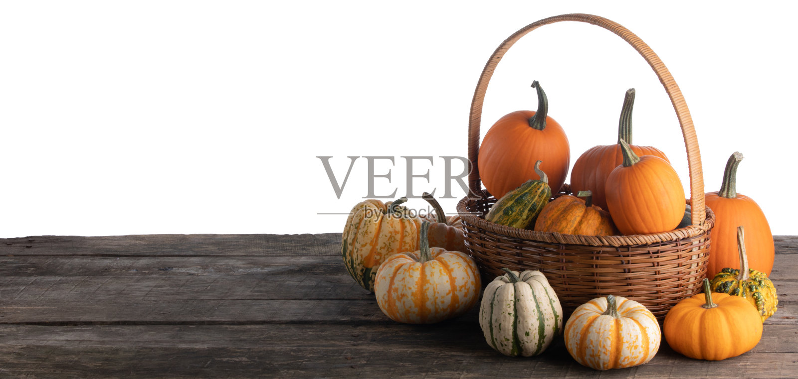木桌上的南瓜篮子照片摄影图片