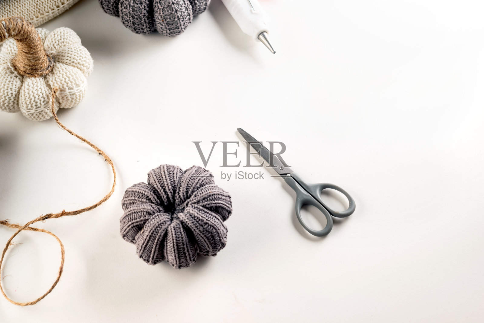 用一件旧毛衣做成的可爱的灰色秋季针织南瓜。旧衣服的改造,爱好,diy。照片摄影图片