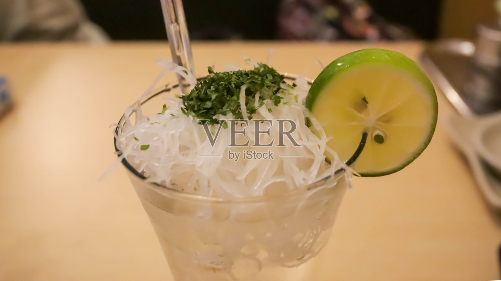 品尝柚子无酒精鸡尾酒,一个令人愉快的融合柚子,日本柑橘类水果,和一丝薄荷,熟练地混合成一个完美的非酒精饮料,清爽和热情的体验。照片摄影图片