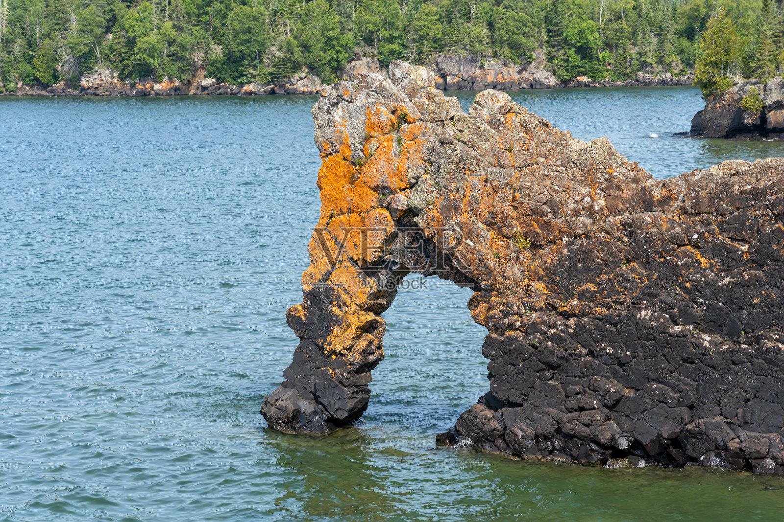 海狮岩位于加拿大安大略省桑德湾附近的沉睡巨人省立公园。照片摄影图片