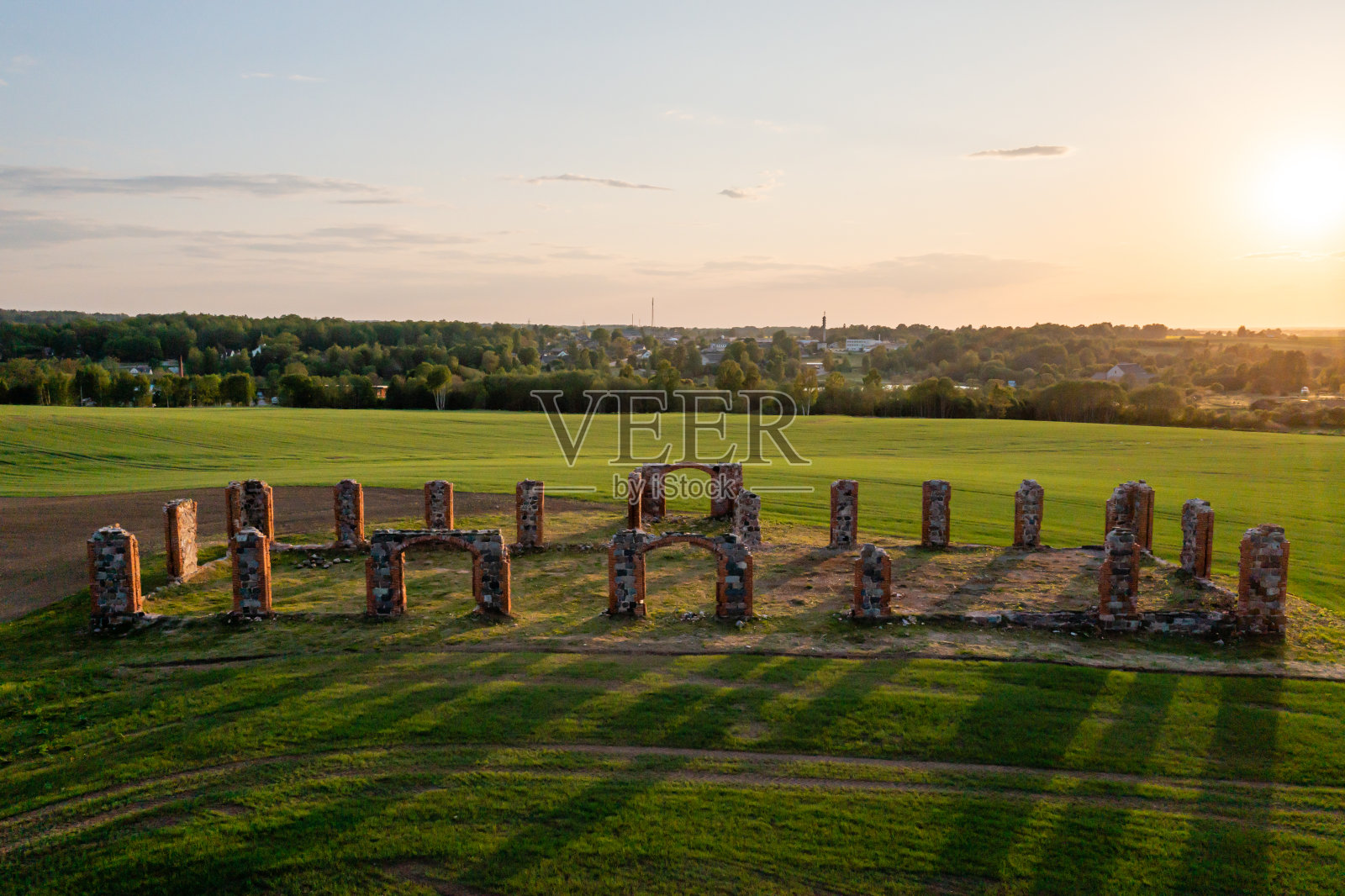 拉脱维亚,斯米尔滕,无人机拍摄的一座看起来像巨石阵的古建筑废墟照片摄影图片