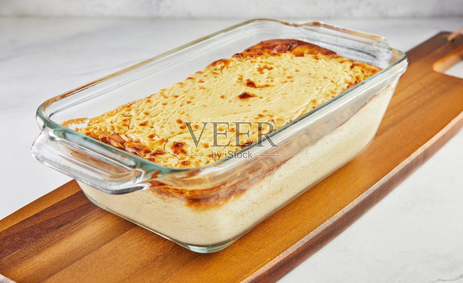 木架上的透明碗装凝乳派照片摄影图片