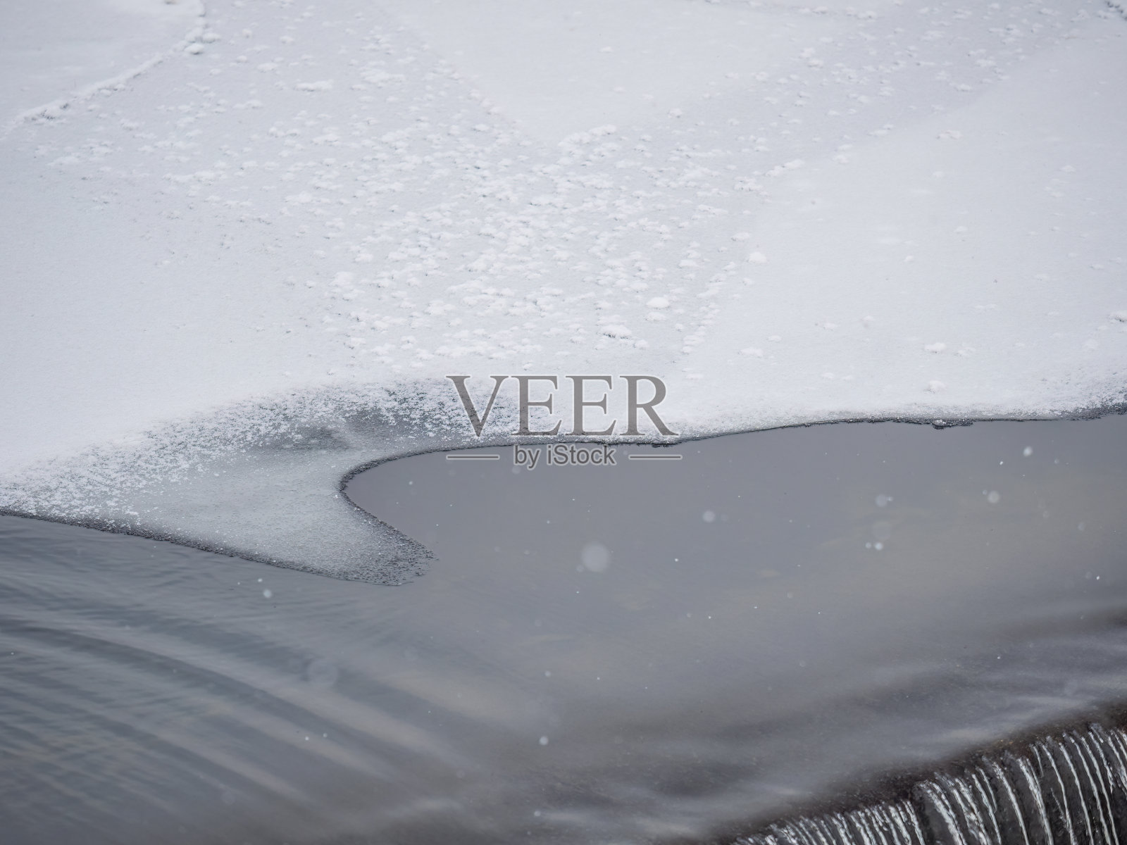 水面部分被冰覆盖着。危险的薄冰照片摄影图片