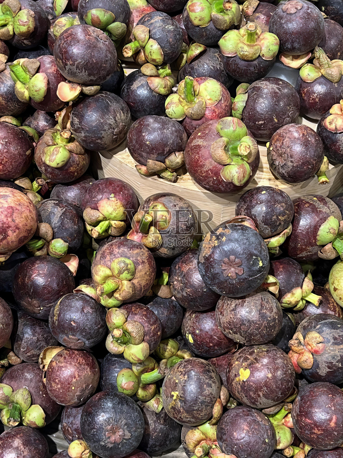 一堆芒果放在桌子上的照片,菠萝蜜在市场上堆成一堆。照片摄影图片