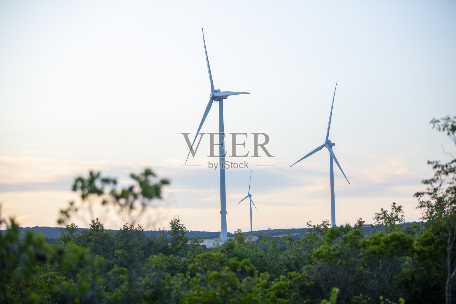 日落时的风力发电站照片摄影图片