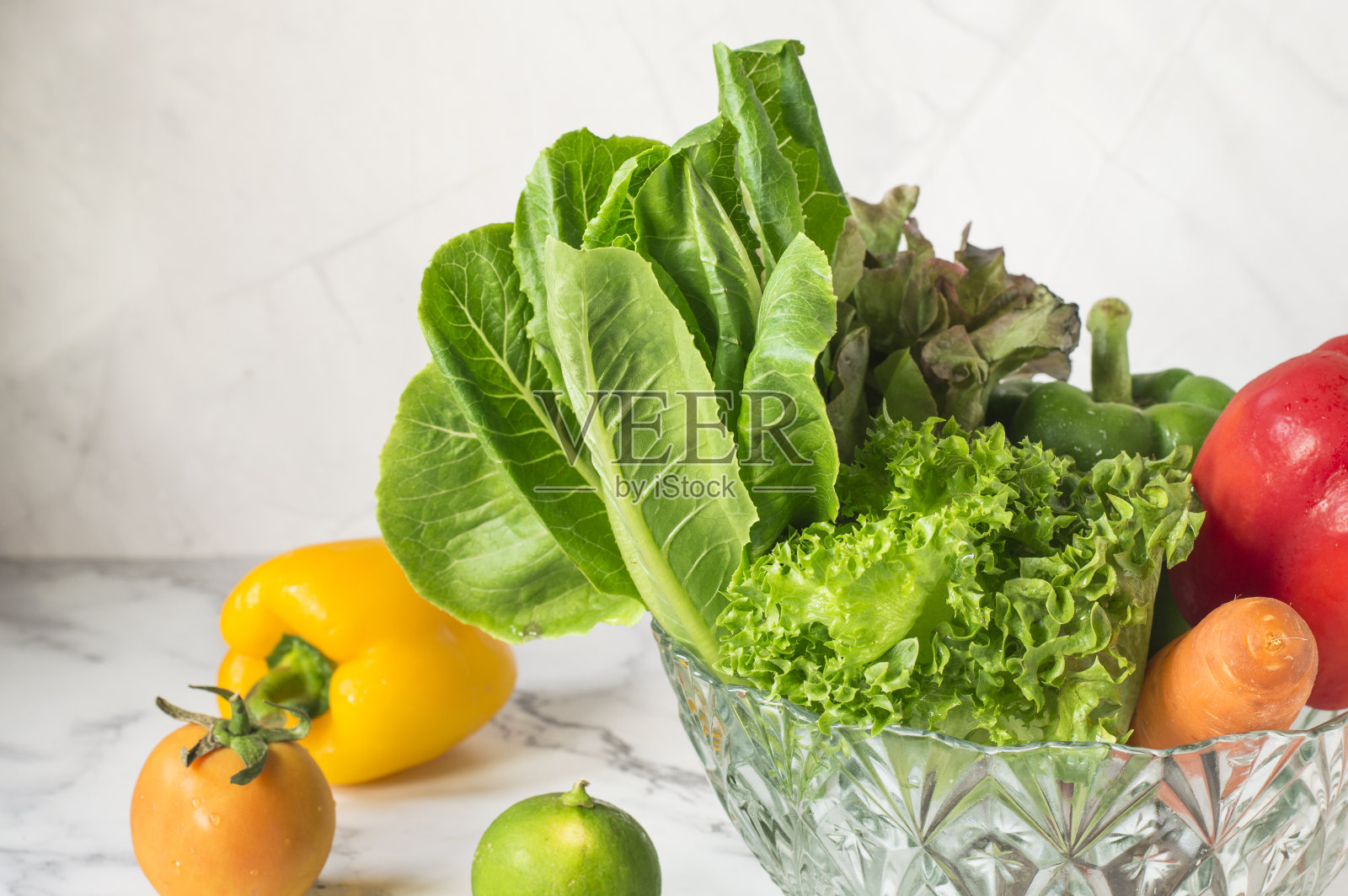 新鲜沙拉蔬菜,绿叶蔬菜在玻璃碗照片摄影图片