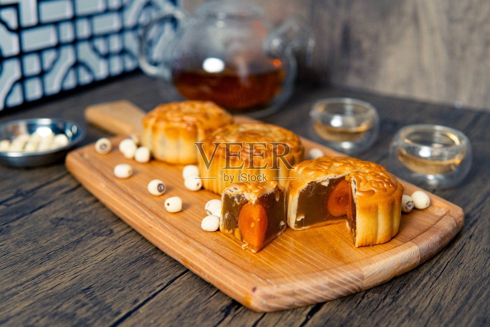 中国中秋节的月饼有蛋黄照片摄影图片