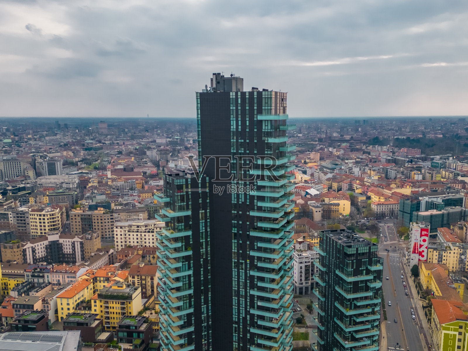 从无人机上俯瞰意大利米兰的摩天大楼照片摄影图片