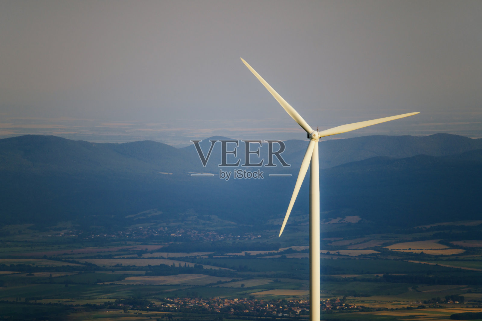 山上的风力涡轮机照片摄影图片