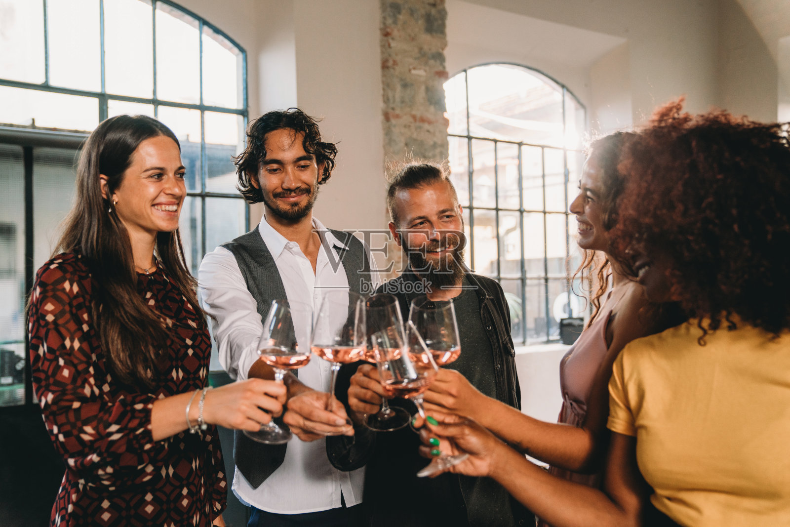 朋友们端着酒杯一起庆祝照片摄影图片