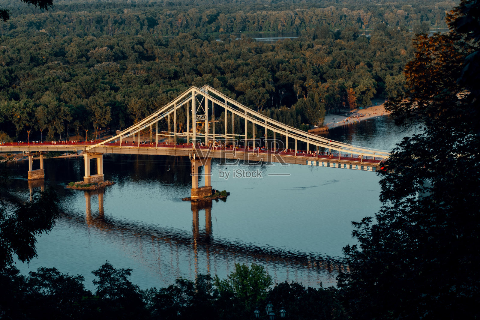 基辅左岸,特鲁哈尼夫岛和人行天桥照片摄影图片