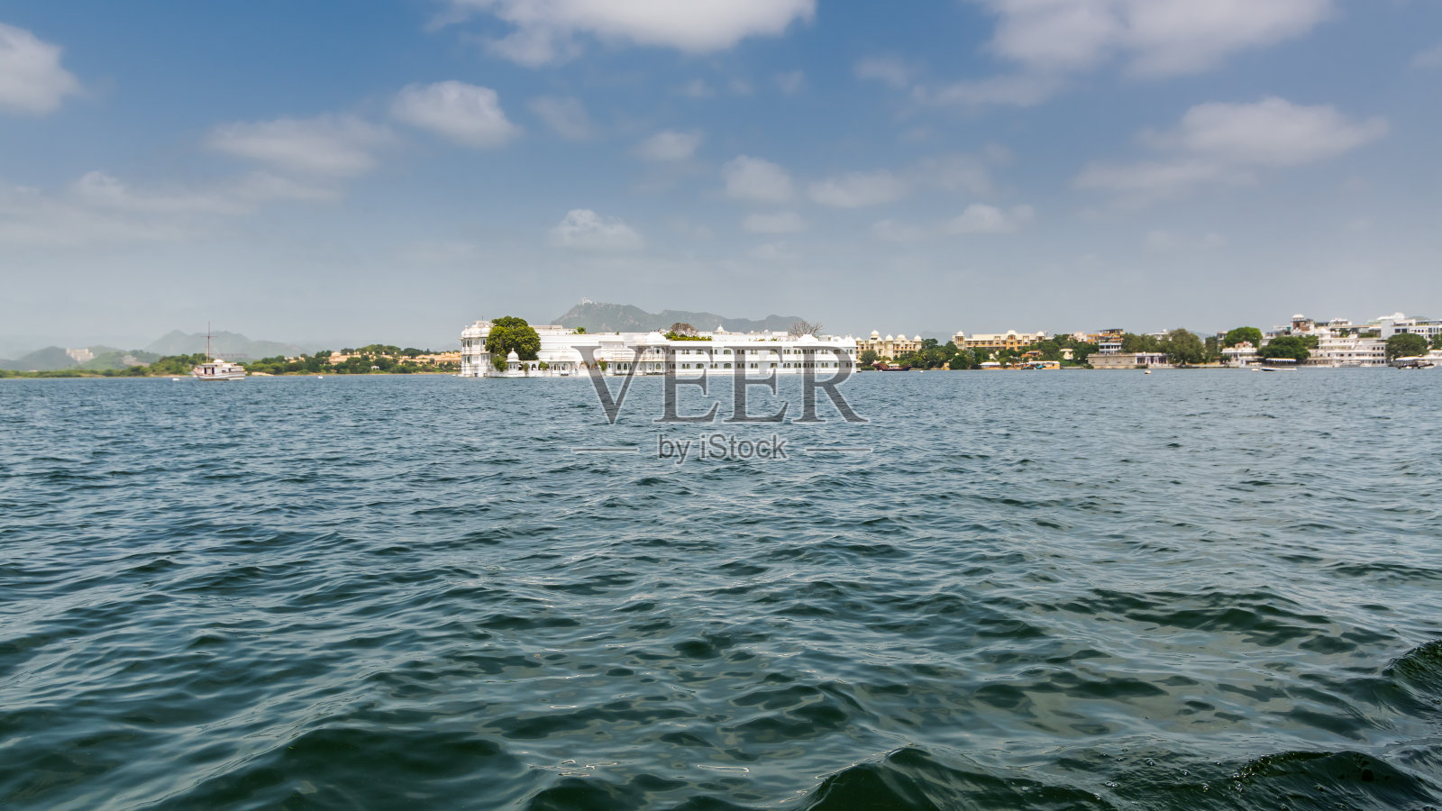 泰姬湖宫殿位于印度拉贾斯坦邦乌代普尔的皮丘拉湖中央照片摄影图片