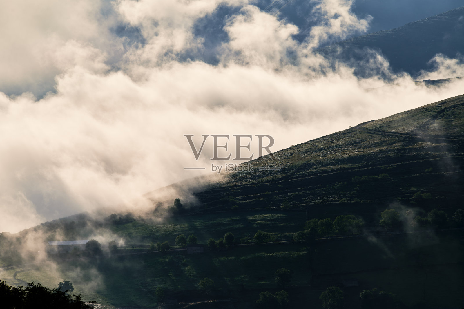 白云覆盖着山脊照片摄影图片