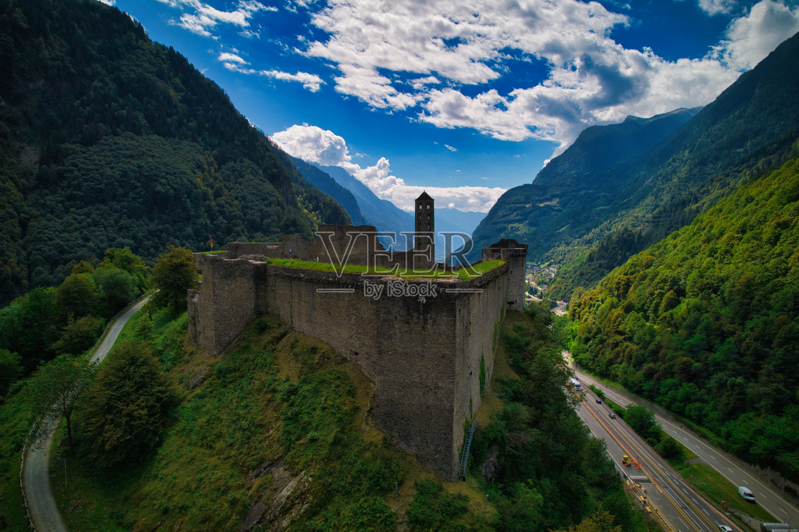 瑞士的中世纪城堡遗址。无人驾驶飞机的照片。照片摄影图片